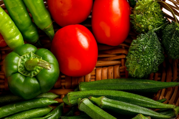 Légume Cru Dans Un Panier En Bois