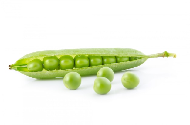 Légume de pois mûr avec feuille verte isolée