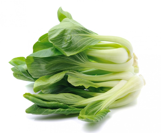 Légume Pok Choi isolé sur fond blanc