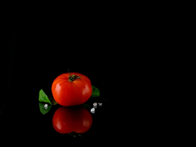Légume tomate rouge dans un bol sur une table