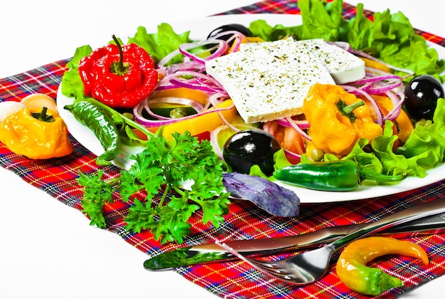 Légumes avec accessoires de cuisine sur fond blanc
