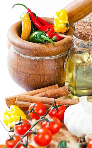 Légumes avec accessoires de cuisine sur fond blanc