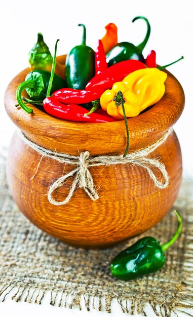 Légumes avec accessoires de cuisine sur fond blanc