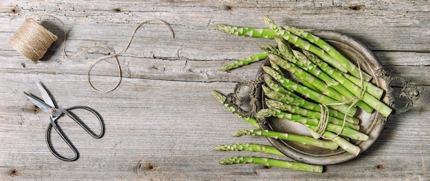 Légumes asperges vintage ciseaux fond de bois