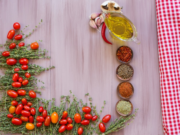 Légumes et assaisonnements secs avec un espace pour le texte. Conception du cadre.