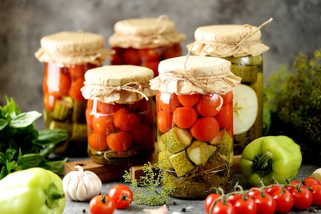 Légumes assortis faits maison, concombres marinés et tomates cerises