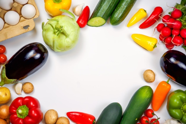 Photo légumes assortis sur fond blanc. isoler. régime et bonne nutrition