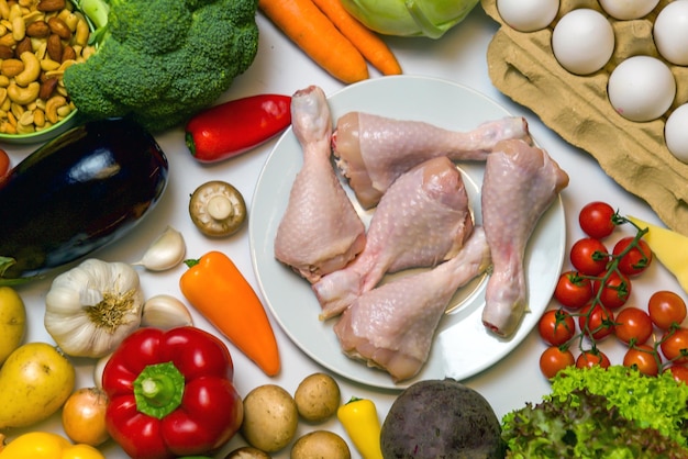 Légumes assortis sur fond blanc. isoler. Régime et bonne nutrition