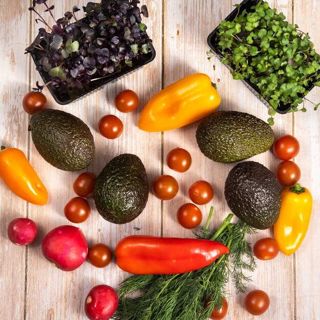 Légumes assortis posés sur une table en bois