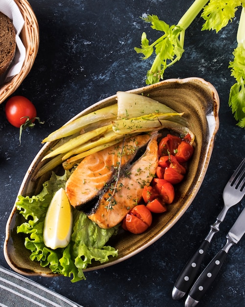 Photo légumes au steak de saumon grillé juteux. vue de dessus. fermer