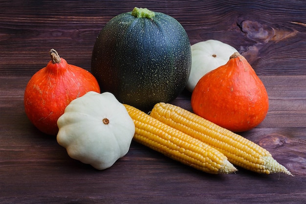 Légumes d'automne sur fond d'aliments biologiques de table en bois