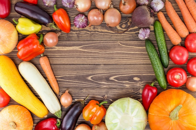 Légumes d'automne sur un fond en bois. Nourriture biologique végétalienne. Vue de dessus avec espace de copie.