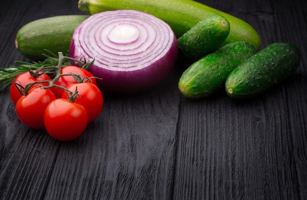 Légumes d&#39;automne mûrs sur fond noir