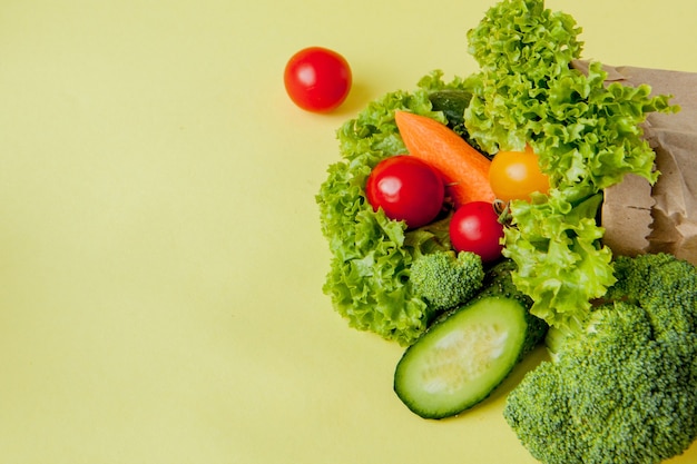 Légumes bio brocoli concombres poivrons pommes en papier brun