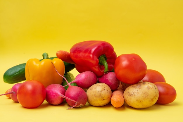 Légumes bio sur fond jaune