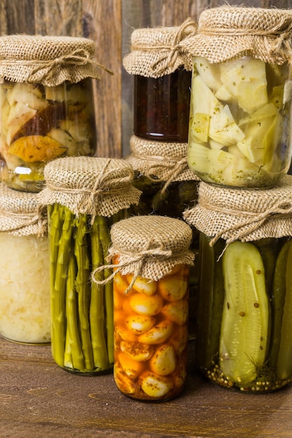 Légumes biologiques en conserve faits maison dans des bocaux en verre.