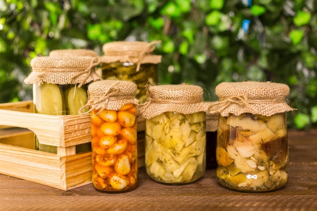 Légumes biologiques en conserve faits maison dans des bocaux en verre.