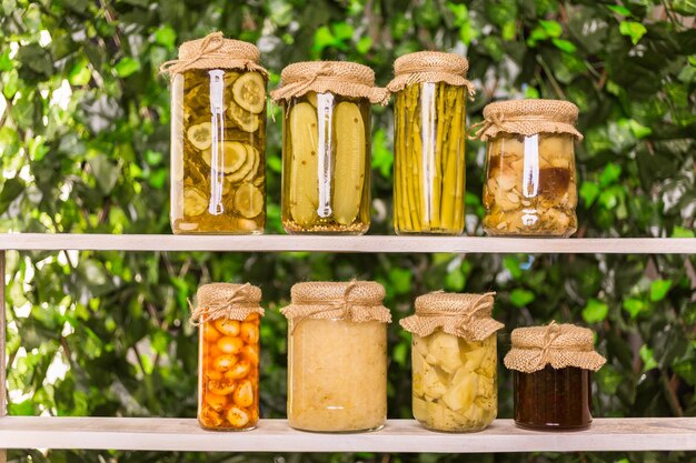 Légumes biologiques en conserve faits maison dans des bocaux en verre.