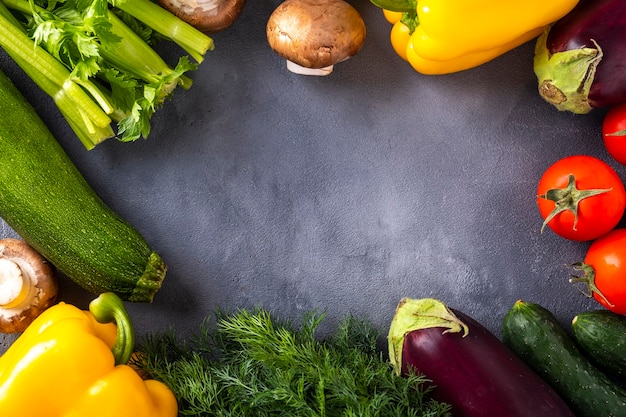 Légumes biologiques crus avec espace de texte.