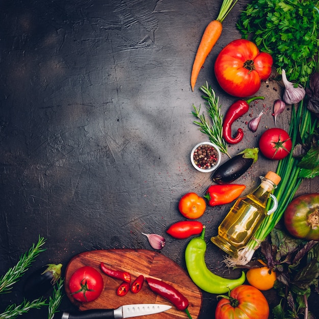 Légumes biologiques crus avec des ingrédients frais pour une cuisine saine sur fond vintage, vue de dessus, bannière. Concept alimentaire végétalien ou diététique. Disposition d'arrière-plan avec espace de texte libre.