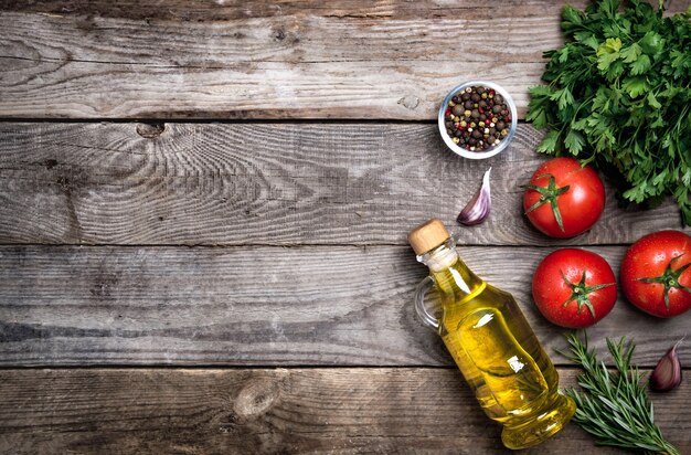 Légumes biologiques crus avec des ingrédients frais pour une cuisine saine sur vintage