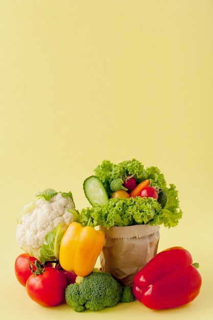 Photo légumes biologiques sur fond jaune.