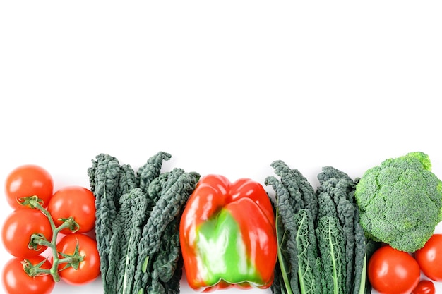 Légumes biologiques frais et colorés capturés d'en haut vue de dessus Nourriture saine crue propre manger des légumes source de protéines pour les végétariens brocoli poivron chou frisé tomate