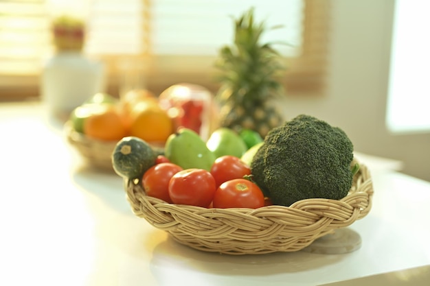 Légumes biologiques frais dans un panier sur une table blanche dans une cuisine moderne Nourriture saine et concept végétarien