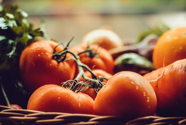 Légumes biologiques frais dans le panier