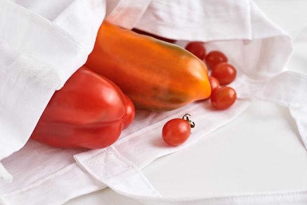 Légumes biologiques frais dans un sac textile sur blanc