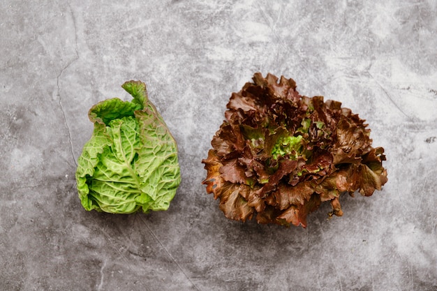 Légumes biologiques frais du marché, vue de dessus de la laitue bio, du brocoli et du chou