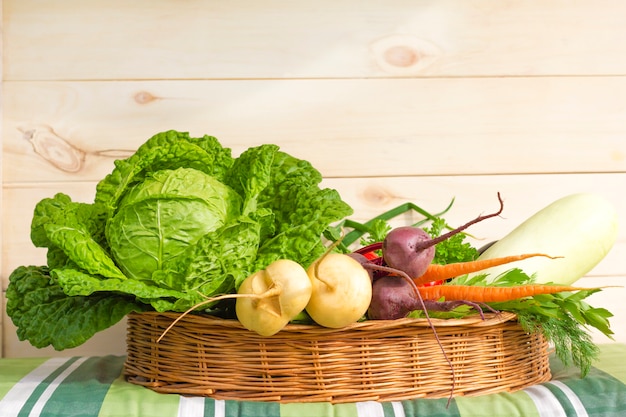 Légumes biologiques frais de la ferme dans le panier.