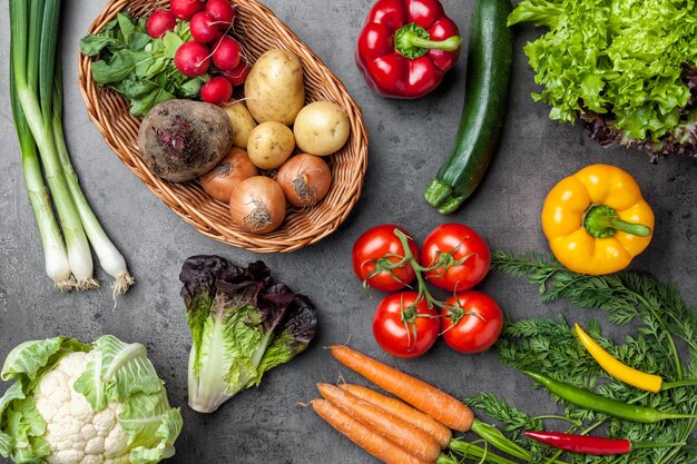 Légumes Biologiques Frais Sur Fond Rustique