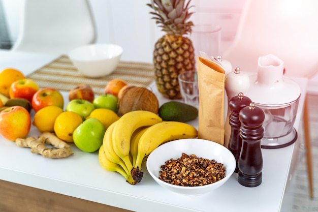 Légumes biologiques frais et fruits sur la table