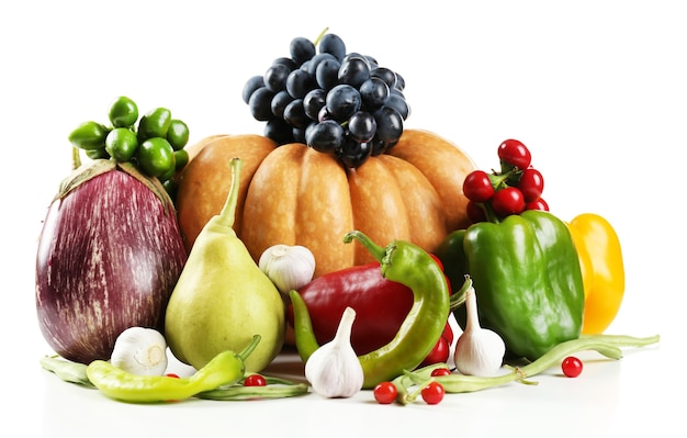 Légumes biologiques frais, isolés sur blanc