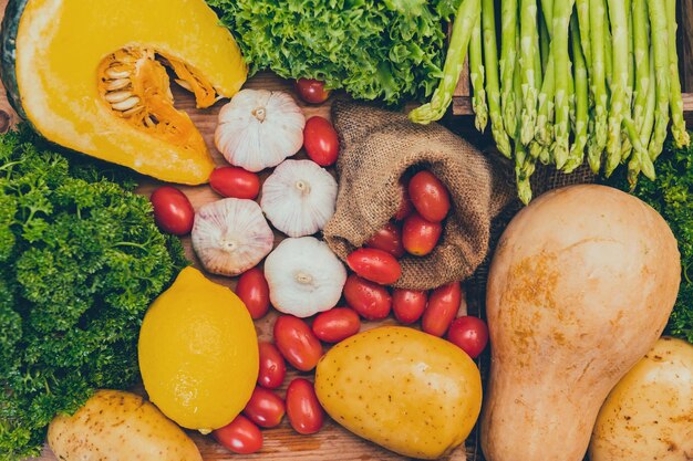 Légumes biologiques frais pour la cuisson de la salade. alimentation et alimentation saine. Corne d'abondance de récolte d'automne en automne.