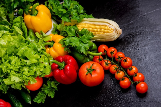 Légumes biologiques frais pour la cuisson de la salade. alimentation et alimentation saine. Saison de corne d'abondance de récolte d'automne.