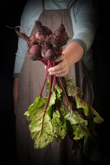 Photo légumes biologiques frais récoltés les agriculteurs montrent des betteraves fraîches en gros plan