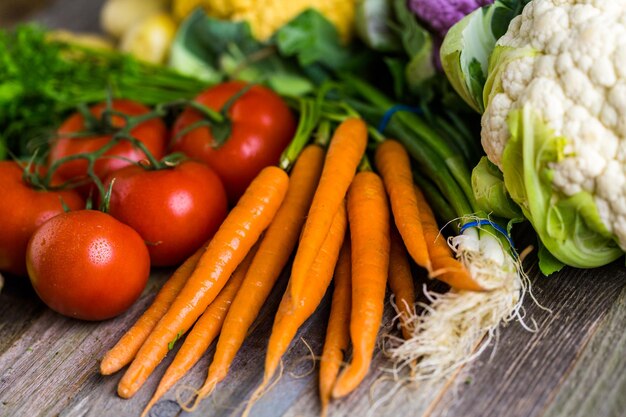 Légumes biologiques frais de saison sur l'ancienne table de ferme.