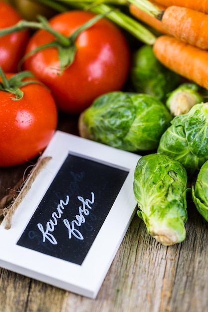 Légumes biologiques frais de saison sur l'ancienne table de ferme.