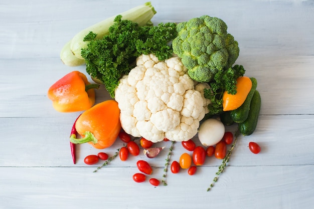 Légumes biologiques sur une table en bois. Vue de dessus.