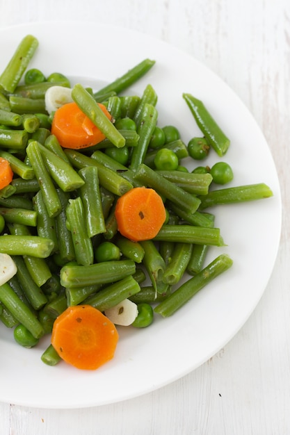 Légumes bouillis sur une assiette