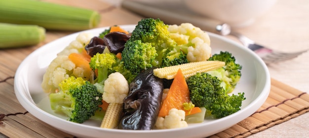 Légumes bouillis frais faits maison avec champignon noir de brocoli de chou-fleur et maïs miniature