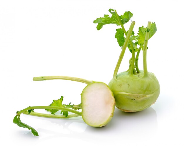 Légumes boule de chou frisé isolé sur blanc