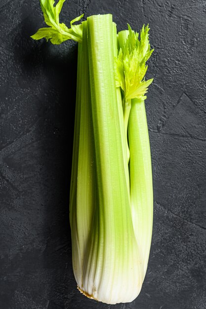 Légumes de céleri sur plateau en bois. Fond noir. Vue de dessus