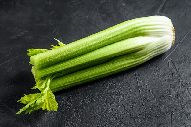 Légumes de céleri sur plateau en bois.