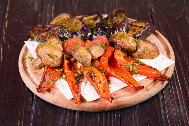 Légumes et champignons frits