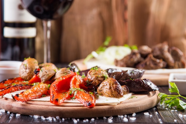 Légumes et champignons frits