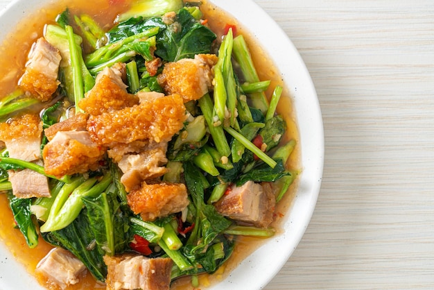 Légumes de chou frisé sautés au porc croustillant - style cuisine asiatique