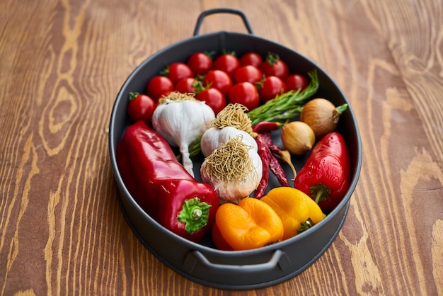 Légumes colorés sur fond en bois